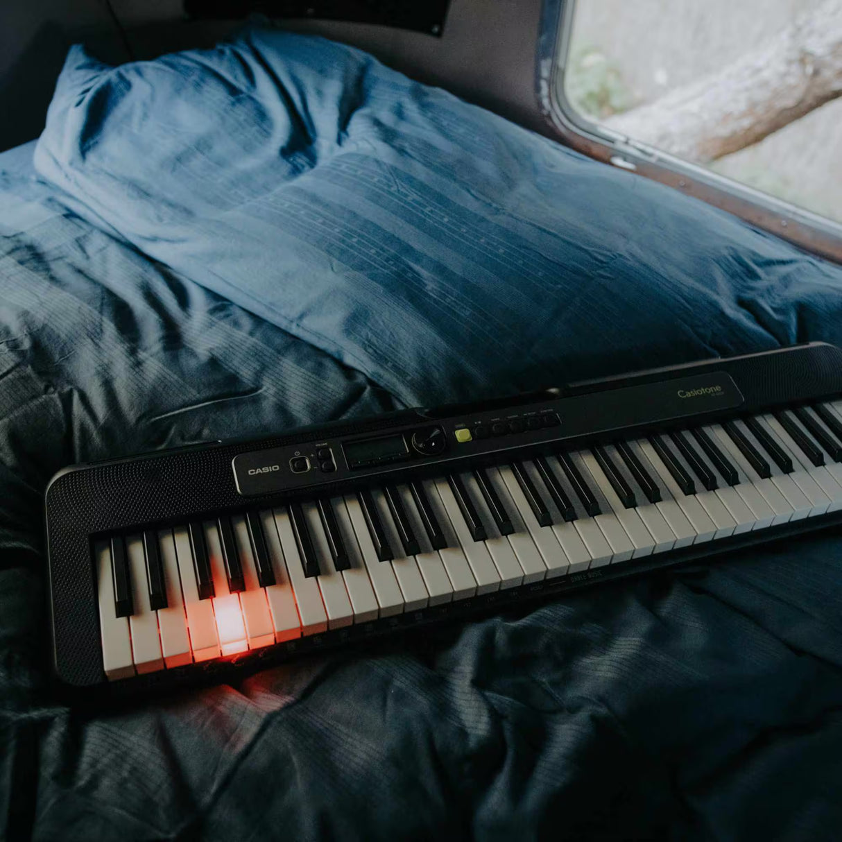 LK-S250 kosketinsoitin valo-opastuksella