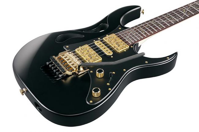 Ibanez PIA3761XB kotelolla